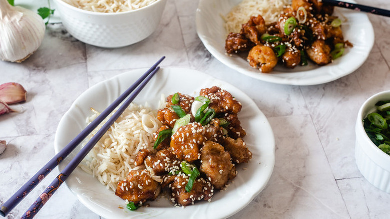 Sauced chicken pieces with sesame seeds