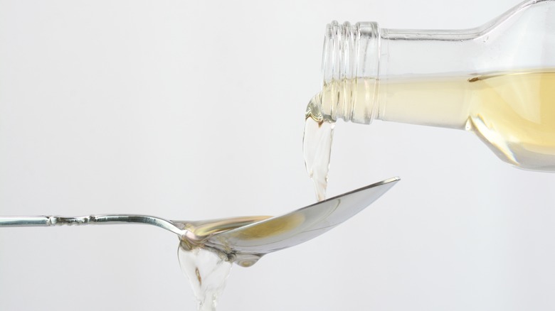 pouring vinegar in spoon