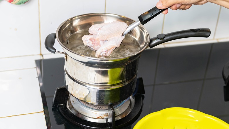 chicken wings boiling water 