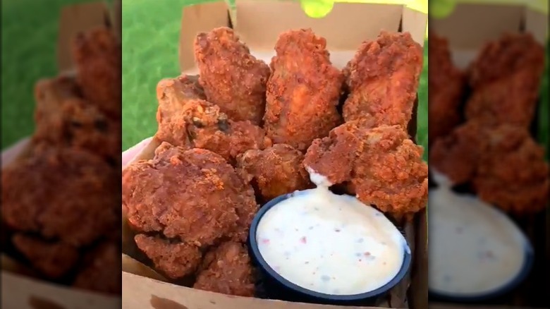 Taco Bell wings with dipping sauce