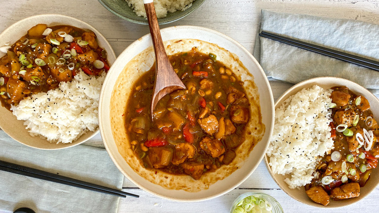 kung pao chicken in bowl