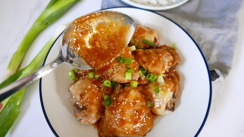 cooked chicken thighs on plate 