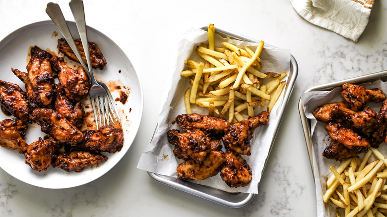 chipotle berry wings with fries