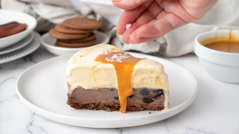 topping caramel ice cream cake