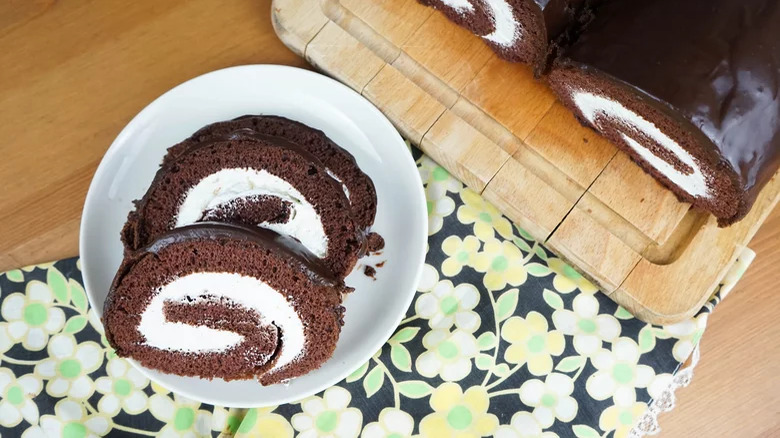 Chocolate and cream Swiss roll slices