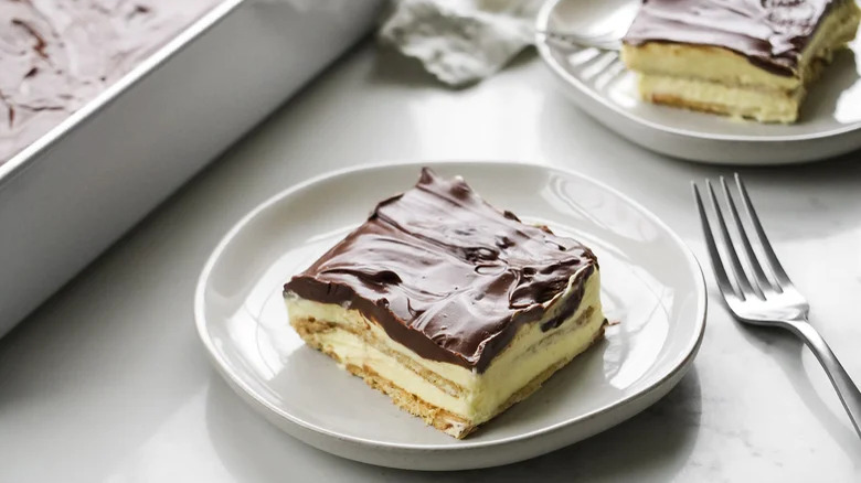 Square slices of tray chocolate, pudding and cracker layers
