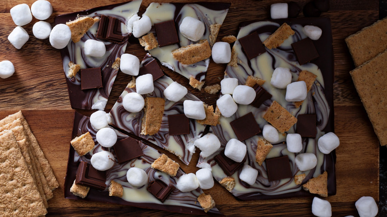 chocolate bark with marshmallows and graham crackers