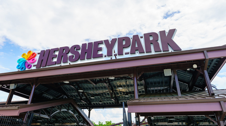 Hersheypark entrance sign