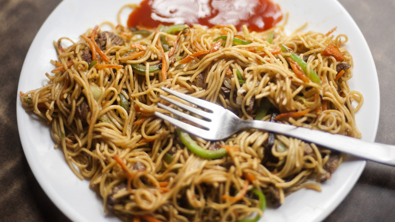 veggie chow mein vs chop suey
