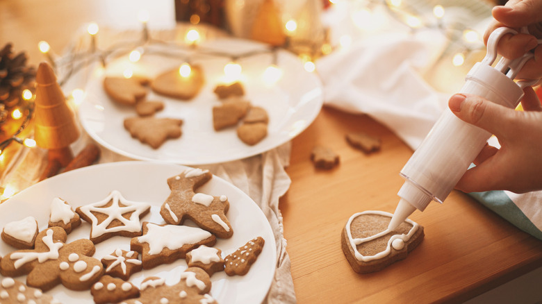 Decorating gingerbread cookies