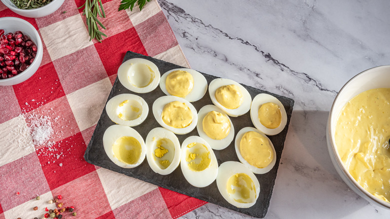 filling deviled eggs