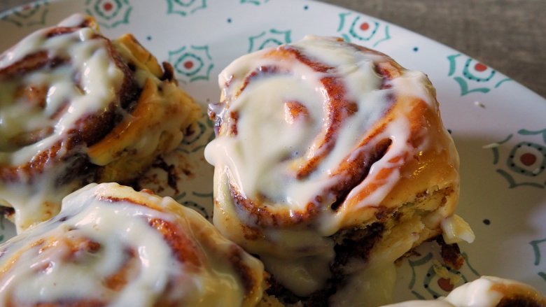 Cinnabon cinnamon rolls taste test