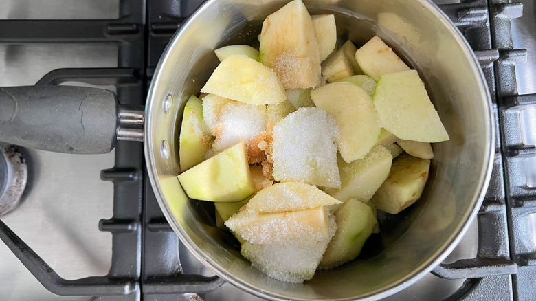 apples in a pan 