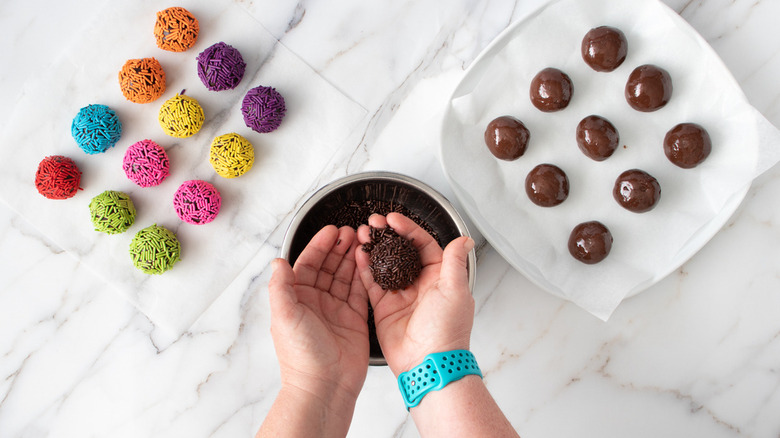 coating candy balls with sprinkles