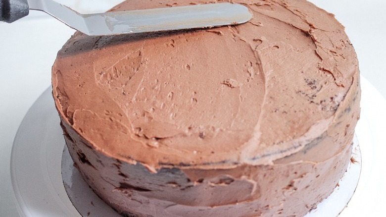 frosting chocolate layer cake