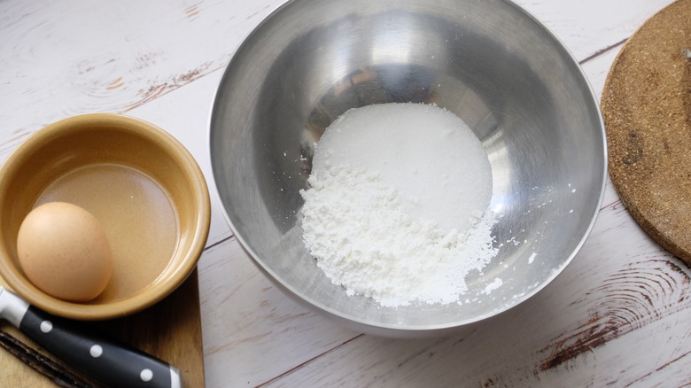 flour and cornstarch in dish 