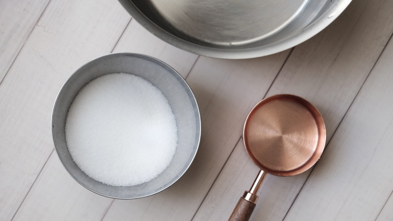 sugar in bowl and water in measuring cup