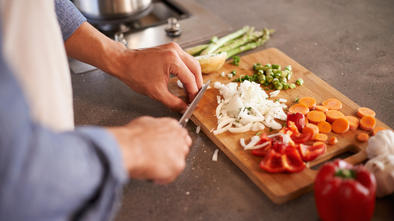 hands chopping vegetables