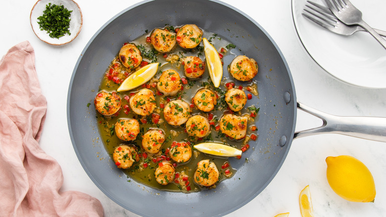 chile garlic seared scallops in frying pan