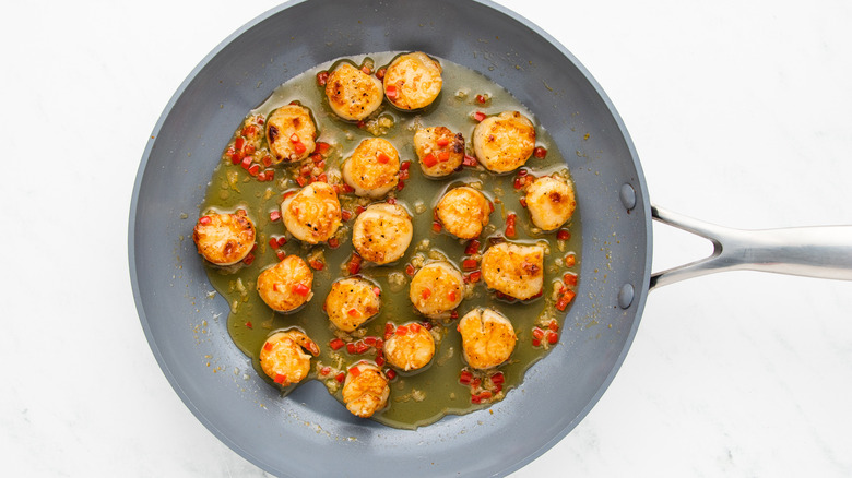 chile garlic scallops in frying pan