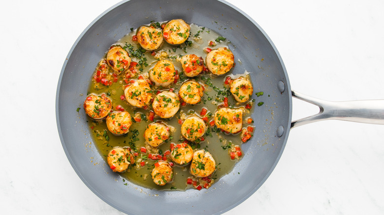 chile garlic scallops in frying pan