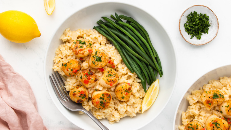 seared scallops with risotto and green beans