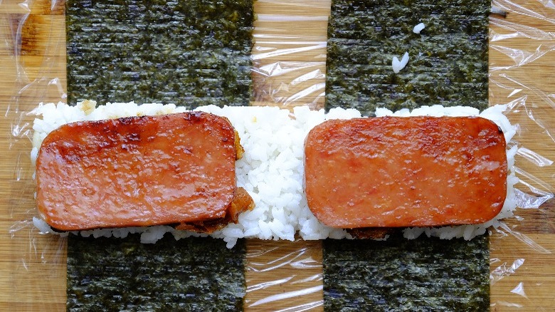 assembling spam musubi