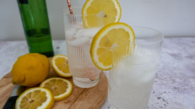 two cocktails with lemon wedges