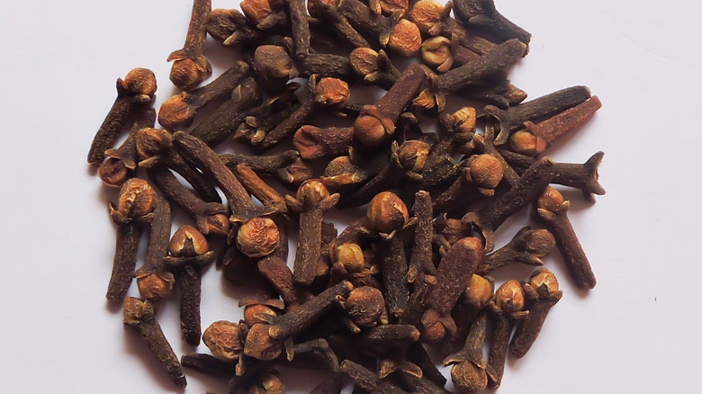 A pile of cloves 