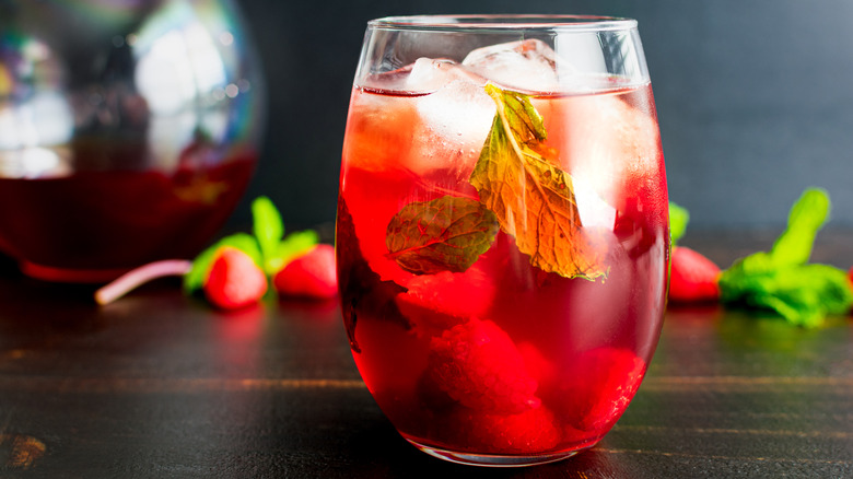 Iced tea with mint and berries