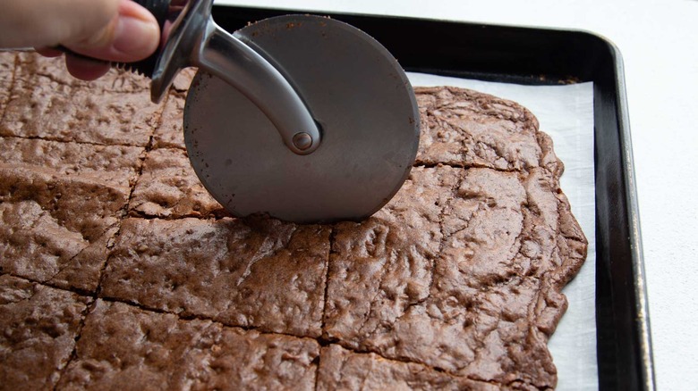 pizza cutter cutting brownie brittle