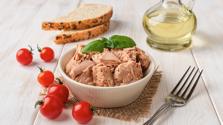 Canned tuna and olive oil 