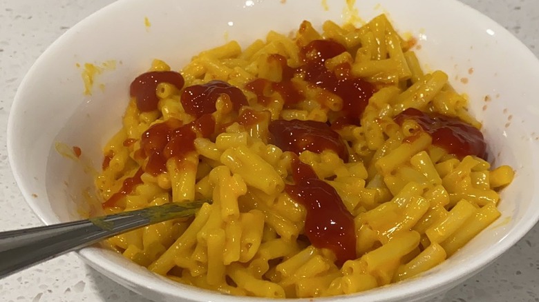 Macaroni and cheese with ketchup