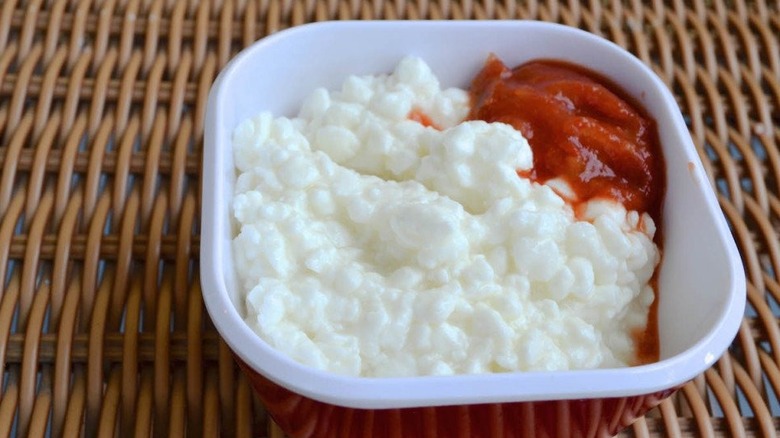 Cottage cheese with ketchup