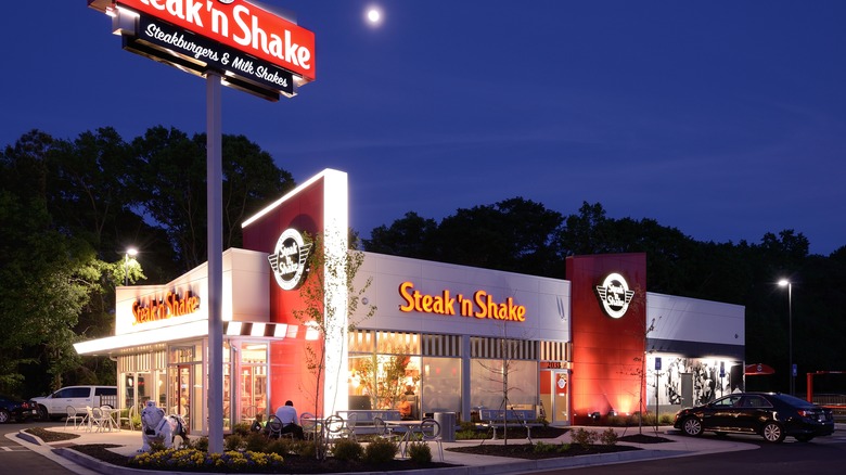 steak n shake restaurant at night