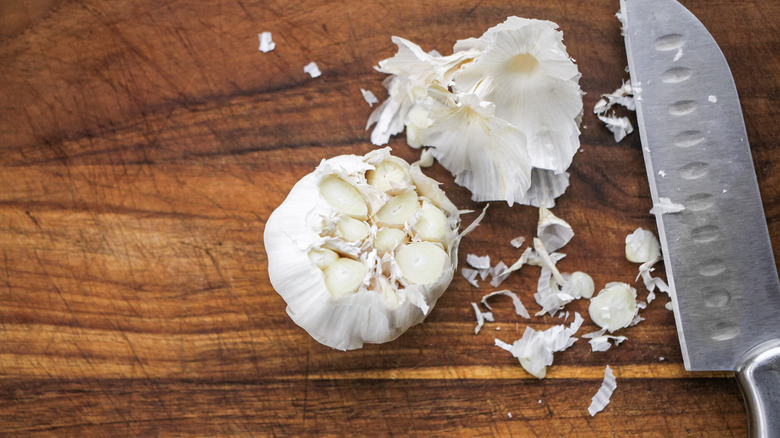 garlic head and knife