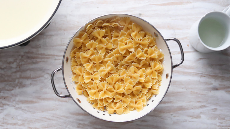 cooked farfalle pasta