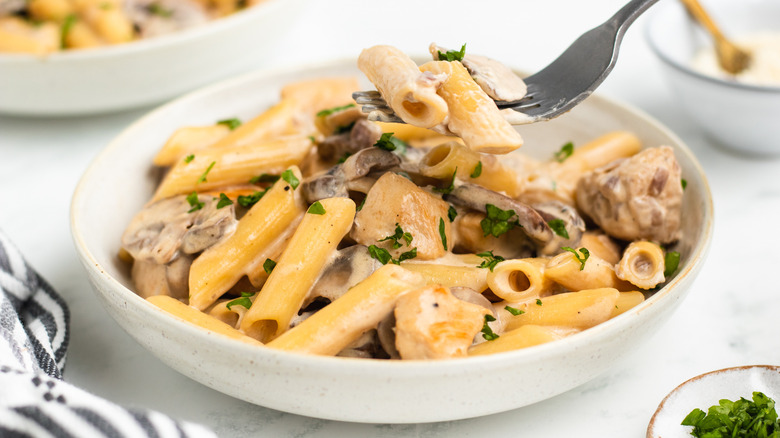 creamy chicken mushroom pasta