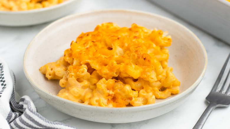 mac and cheese in bowl 