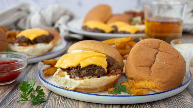 cheeseburger sliders with fries