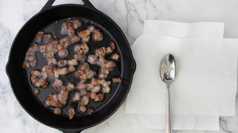 cooked bacon in frying pan