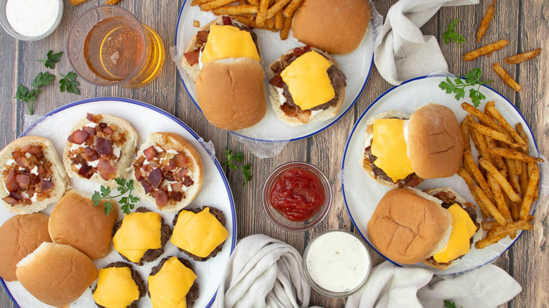 cheeseburger sliders with fries