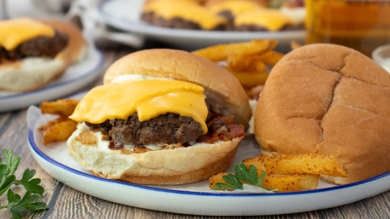 cheeseburger sliders with fries