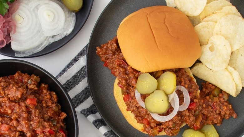 sloppy joe with potato chips