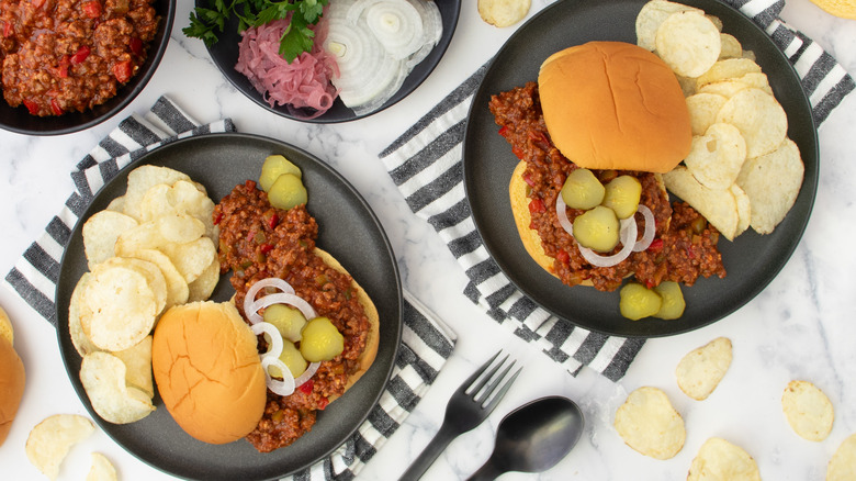 sloppy joes with potato chips