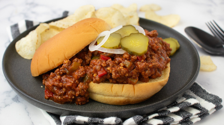 sloppy joe with potato chips