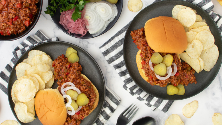 sloppy joes with potato chips