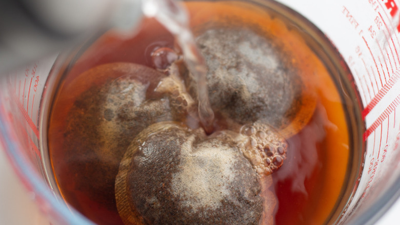 Copycat McDonald's sweet tea in measuring cup 