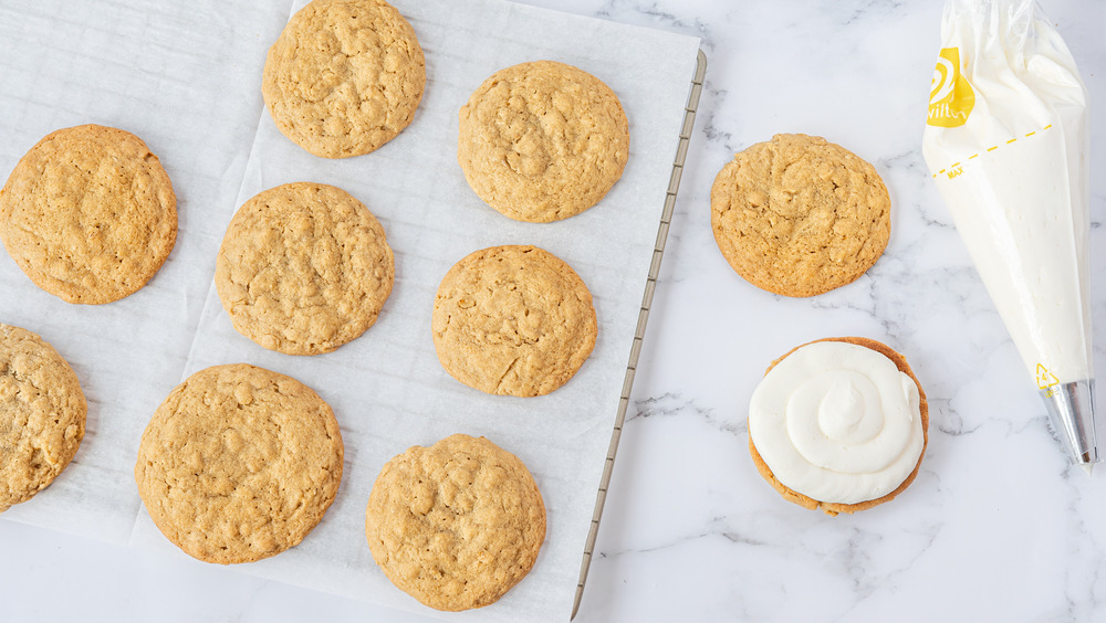 assembling copycat oatmeal cream pies