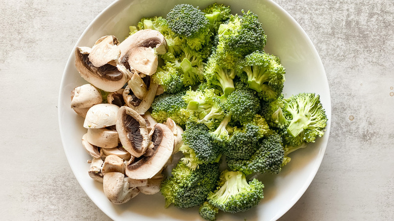 Mushrooms and broccoli in bowl